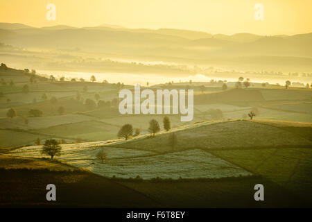Le lever du soleil sur les terres agricoles en paysage rural Banque D'Images