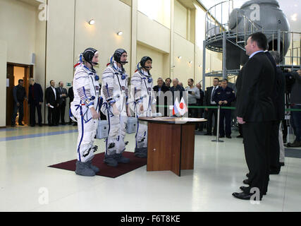 La Cité des étoiles, en Russie. 19 novembre, 2015. La Station spatiale internationale 46 membres d'équipage de l'expédition de secours des astronautes de la NASA, gauche, Kate Rubins cosmonaute russe Anatoly Ivanishin, centre, et l'astronaute de l'Agence japonaise d'exploration aérospatiale Takuya Onishi de vérifier avec les responsables de l'espace russe avant leurs examens de qualification au centre d'entraînement des cosmonautes Gagarine, le 19 novembre 2015 à la Cité des étoiles, en Russie. L'équipage de secours pour la Soyouz TMA-19M que le lancement est prévu le 15 décembre. Credit : Planetpix/Alamy Live News Banque D'Images