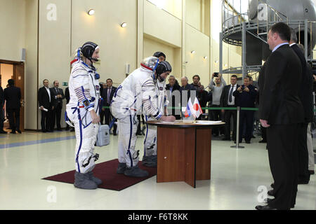 La Cité des étoiles, en Russie. 19 novembre, 2015. La Station spatiale internationale 46 membres d'équipage de l'expédition de secours des astronautes de la NASA, gauche, Kate Rubins cosmonaute russe Anatoly Ivanishin, centre, et l'astronaute de l'Agence japonaise d'exploration aérospatiale Takuya Onishi de vérifier avec les responsables de l'espace russe avant leurs examens de qualification au centre d'entraînement des cosmonautes Gagarine, le 19 novembre 2015 à la Cité des étoiles, en Russie. L'équipage de secours pour la Soyouz TMA-19M que le lancement est prévu le 15 décembre. Credit : Planetpix/Alamy Live News Banque D'Images