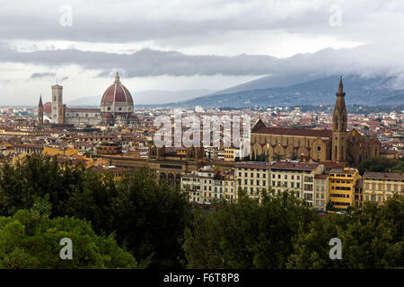 Le Duomo de la Cattedrale di Santa Maria del Fiore, ou la Cathédrale de Sainte Marie de la fleur, domine l'horizon de Florence Banque D'Images
