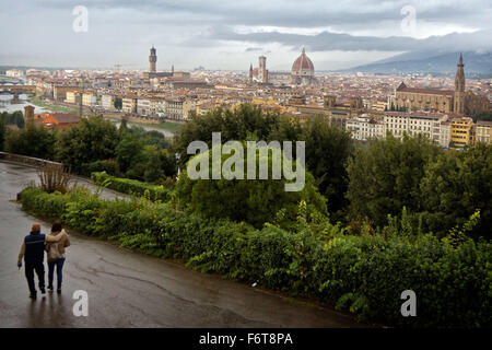 Le Duomo de la Cattedrale di Santa Maria del Fiore, ou la Cathédrale de Sainte Marie de la fleur, domine l'horizon de Florence Banque D'Images
