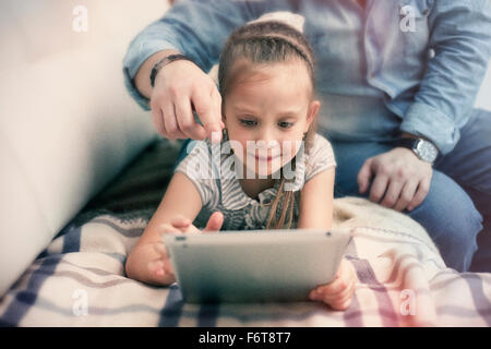 Caucasian father and daughter using digital tablet Banque D'Images