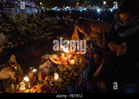 Paris, France. 19 Nov, 2015. FRANCE, Paris : Les gens allument des bougies à un mémorial de fortune en face de ''Monument ˆ la RŽpublique'' à Paris le 19 novembre 2015, dans le 11ème arrondissement de Paris. État islamique (ISIS) jihadistes réclamé des attaques coordonnées dans le centre de Paris qui a tué au moins 129 personnes et des centaines de blessés lors d'une salle de concert (Le Bataclan), des restaurants et le stade national Crédit : Guillaume Payen/ZUMA/Alamy Fil Live News Banque D'Images