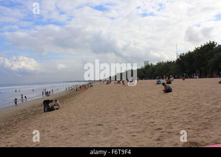 BALI, INDONÉSIE - 13 juillet 2012 : Aperçu de la plage de Kuta, Indonésie, avec peu de personnes sur la plage Banque D'Images