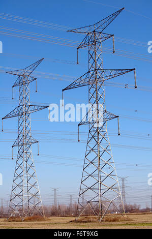 Les tours de transmission hydro-électrique dans le sud de l'Ontario, Canada Banque D'Images