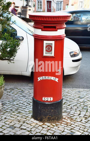 Rouge traditionnelle lettre mail box. Les services postaux du Portugal - CTT Correios de Portugal. Sintra. Le Portugal. L'Europe. Banque D'Images