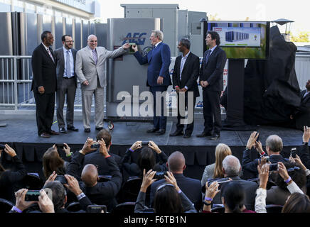 Los Angeles, Californie, USA. 19 Nov, 2015. Staples Center & A.L. Vivre le Président Lee Zeidman, 3ème à gauche, l'ancien Vice-président Al Gore, 3ème à droite, Bloom Energy KR Sridhar, 2ème à droite, AEG PDG & Président Dan Beckerman, 2ème à gauche, et Vert Sports Alliance Président Dr Allen Hershkowitz, droit, à une cérémonie de dévoilement et d'aller 'en ligne' avec Staples Center, l'investissement dans la technologie de l'énergie Ã une banque de 500 kW Bloom Energy les piles à combustible, Jeudi, Novembre 19, 2015, au Staples Center de Los Angeles. Ringo : crédit Chiu/ZUMA/Alamy Fil Live News Banque D'Images