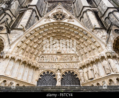 Le tympan au-dessus de la porte d'entrée de la cathédrale de Bourges. Sculpture exquise caractérise l'art au-dessus de l'entrée principale Banque D'Images