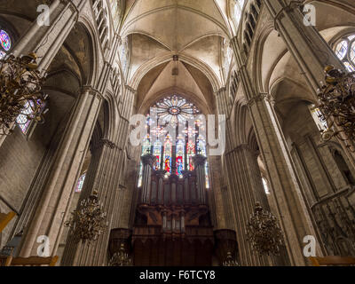 La vitre arrière et l'Orgue à la Cathédrale de Bourges. La grande rosace le feux en bois et d'acier de l'tuyaux d'orgue de l'arrière. Banque D'Images