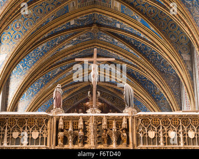 Le Christ crucifié, Marie et Joseph à Albi. Statues du Christ en croix entouré de Marie et Joseph de leur intérieur et arrière Banque D'Images