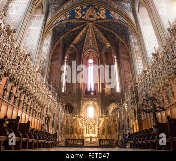 Choir et l'arrière de la Cathédrale du Dôme. Intérieur détaillé de la grande cathédrale d'Albi. Un touriste se trouve dans l'une des stalles du choeur Banque D'Images