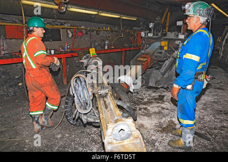 Les travailleurs de la mine de la réparation d'un Jumbo, un projet de forage d'équipement minier, Mine Eskay Creek, Iskut, Colombie-Britannique Banque D'Images