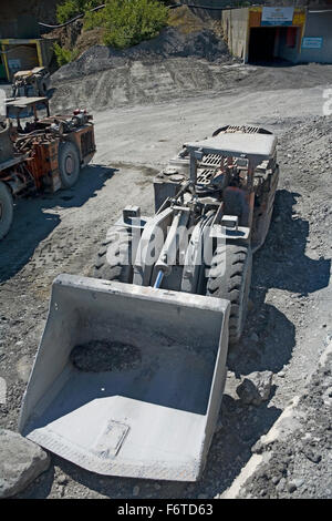 En dehors de l'Underground scooptram mine, mine Eskay Creek, C.-B. Banque D'Images