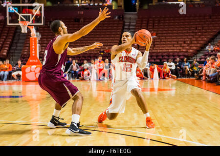 Clemson Tigers guard Avry Holmes (12) au cours de la jeu de basket-ball de NCAA entre le Sud du Texas et Clemson à Bon Secours Wellness Arena à Greenville, SC. David Grooms/CSM Banque D'Images
