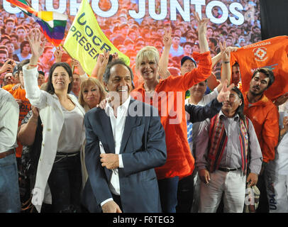 Mar del Plata. 19 Nov, 2015. Daniel Scioli (C), candidat à la présidence de l'Argentine avant la décision pour la victoire (FPV) prend part à une campagne en cours à Mar del Plata, le 19 novembre 2015. L'Argentine tiendra des élections présidentielles le dimanche. Credit : TELAM/Xinhua/Alamy Live News Banque D'Images