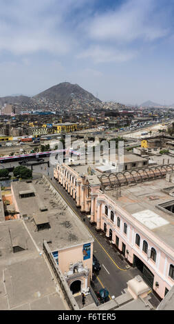 La ville de Lima, Pérou. centre historique et de la colline de San Cristobal. Banque D'Images