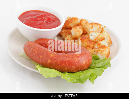 Saucisses de porc fraîches, de pommes de terre frite sur fond blanc Banque D'Images