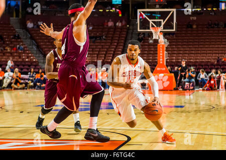 Clemson Tigers guard Avry Holmes (12) au cours de la jeu de basket-ball de NCAA entre le Sud du Texas et Clemson à Bon Secours Wellness Arena à Greenville, SC. David Grooms/CSM Banque D'Images