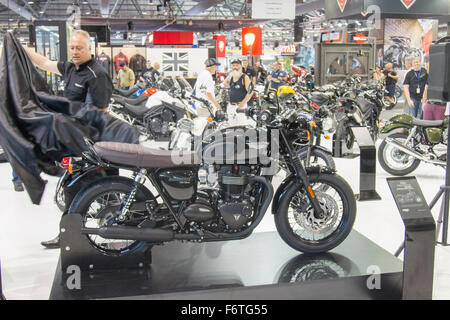 Sydney, Australie. 20 novembre, 2015. Salon de la moto de Sydney journée d'ouverture. Triumph Motorcycles Lancement de l'événement comme la nouvelle Triumph Bonneville T120 Black est dévoilée au salon de la moto de Sydney à Homebush. Modèle : crédit10/Alamy Live News Banque D'Images