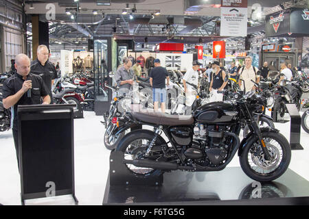 Sydney, Australie. 20 novembre, 2015. Salon de la moto de Sydney journée d'ouverture. Triumph Motorcycles Lancement de l'événement comme la nouvelle Triumph Bonneville T120 Black est dévoilée au salon de la moto de Sydney à Homebush. Modèle : crédit10/Alamy Live News Banque D'Images