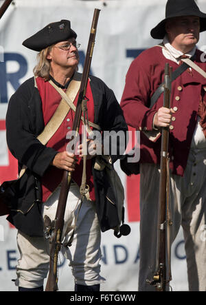 Des hommes à la guerre révolutionnaire américaine robe à un match de football Banque D'Images