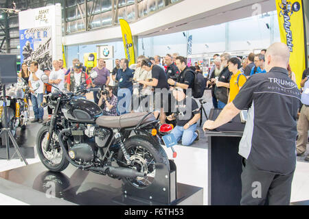 Sydney, Australie. 20 novembre, 2015. Salon de la moto de Sydney journée d'ouverture. Triumph Motorcycles Lancement de l'événement comme la nouvelle Bonneville T120 Black est dévoilée au salon de la moto de Sydney à Homebush. Modèle : crédit10/Alamy Live News Banque D'Images