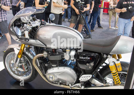 Sydney, Australie. 20 novembre, 2015. Salon de la moto de Sydney journée d'ouverture. Triumph Motorcycles Lancement de l'événement comme la nouvelle Thruxton R est dévoilé au Salon de la moto de Sydney à Homebush. Modèle : crédit10/Alamy Live News Banque D'Images