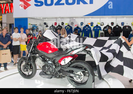 Sydney, Australie. 20 novembre, 2015. Salon de la moto de Sydney journée d'ouverture. Stand Suzuki au salon de la moto de Sydney où la nouvelle moto SV650 a été dévoilé au public australien. Modèle : crédit10/Alamy Live News Banque D'Images