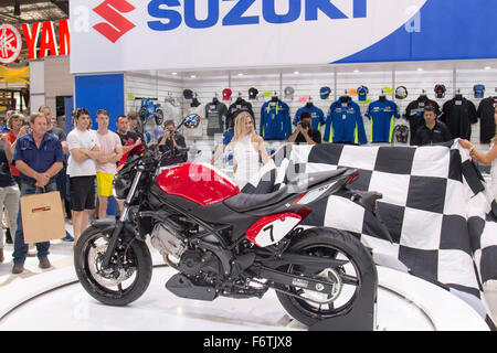 Sydney, Australie. 20 novembre, 2015. Salon de la moto de Sydney journée d'ouverture. Stand Suzuki au salon de la moto de Sydney où la nouvelle moto SV650 a été dévoilé au public australien. Modèle : crédit10/Alamy Live News Banque D'Images