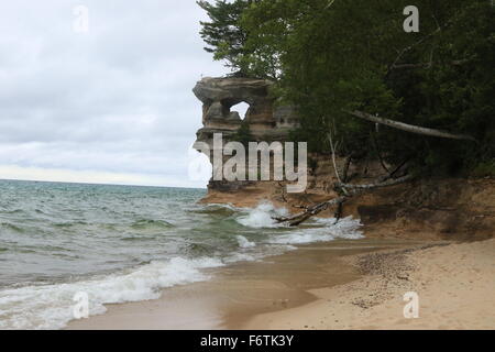 Chapelle rock rock formation vue à partir de la chapelle beach le long du lac Supérieur à l'Pictured Rocks National Lakeshore, au Michigan Banque D'Images