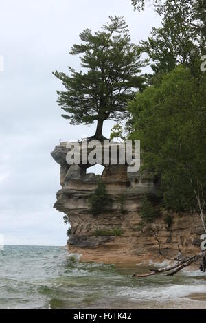 Chapelle rock rock formation vue à partir de la chapelle beach le long du lac Supérieur à l'Pictured Rocks National Lakeshore, au Michigan Banque D'Images