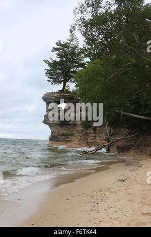 Chapelle rock rock formation vue à partir de la chapelle beach le long du lac Supérieur à l'Pictured Rocks National Lakeshore, au Michigan Banque D'Images