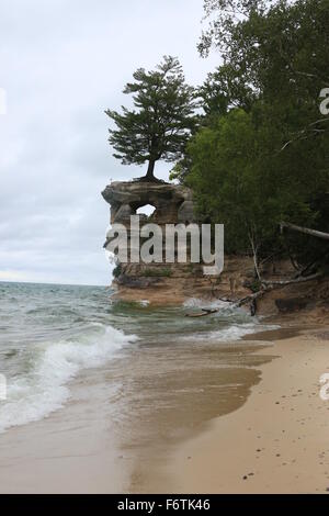 Chapelle rock rock formation vue à partir de la chapelle beach le long du lac Supérieur à l'Pictured Rocks National Lakeshore, au Michigan Banque D'Images