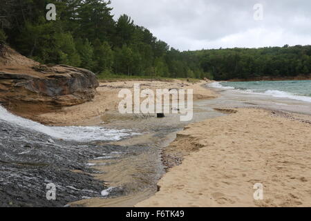 Sur la plage cascade Chapelle tournant dans le lac Supérieur dans le Pictured Rocks National Lakeshore, dans la péninsule supérieure du Michigan Banque D'Images