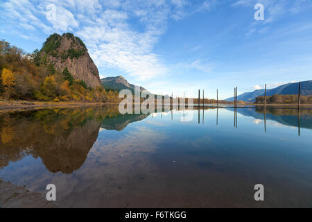 Beacon Rock State Park dans l'État de Washington reflète dans l'eau de Columbia River Gorge en automne Banque D'Images