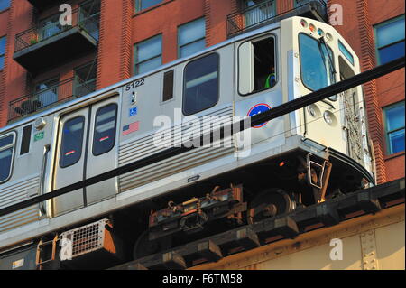 Un LTC Green Line rapid transit train passe au sommet de la Lake Street Bridge par converti en copropriété à la sortie de boucle. Chicago, Illinois, USA. Banque D'Images