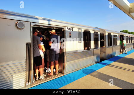 Un CTA ligne rouge du train suspendu à la Station à Chicago Avenue Fullerton est chargé avec les passagers. Chicago, Illinois, USA. Banque D'Images