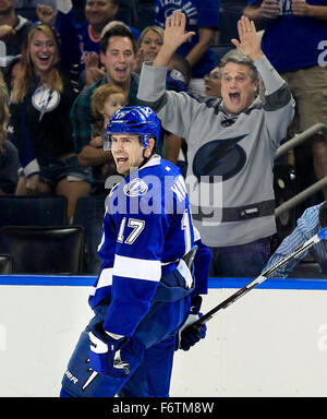 Tampa, Floride, USA. 19 Nov, 2015. DIRK SHADD | fois .le Lightning de Tampa Bay center Alex Killorn (17) célèbre la notation sur un shot de battre le gardien des Rangers de New York Henrik Lundqvist (30) pour le premier but du jeu au cours de première période l'action à l'Amalie Arena à Tampa jeudi soir (11/19/15) Credit : Dirk Shadd/Tampa Bay Times/ZUMA/Alamy Fil Live News Banque D'Images