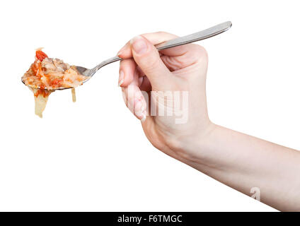 Main courante avec une cuillère à soupe de chou bouillon de viande isolé sur fond blanc Banque D'Images