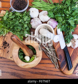 Assaisonnement cuisine - Vue de dessus des mortiers et épicé d'ingrédients sur la table en bois Banque D'Images