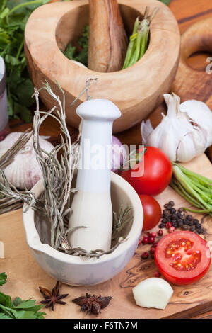 Assaisonnement cuisine - Vue de dessus des herbes dans un pilon Mortier en céramique et d'épices sur la table Banque D'Images