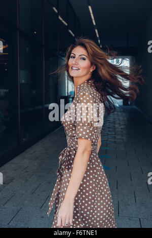 Portrait of smiling brunette woman au passage sous Banque D'Images