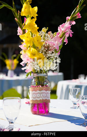 Décor de table et décoration lors d'une réception de mariage en plein air. Banque D'Images