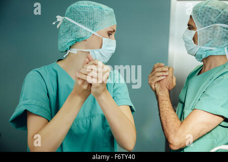 Deux chirurgiens désinfecter les mains avant l'intervention Banque D'Images