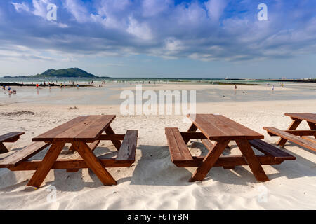 Table en bois vide sur la plage, l'île de Jeju, Corée du Sud Banque D'Images