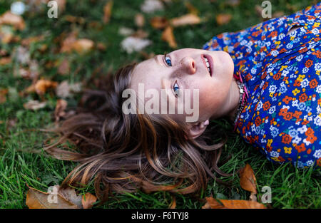 Portrait of Girl lying on a meadow Banque D'Images