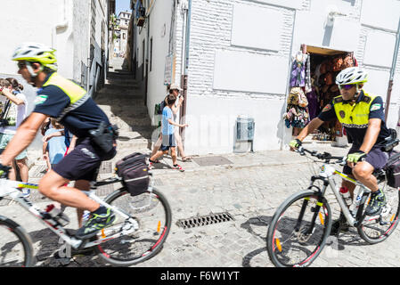 Vélo de police patrouille dans la vieille ville de Grenade plein de touristes en Andalousie, Espagne Banque D'Images