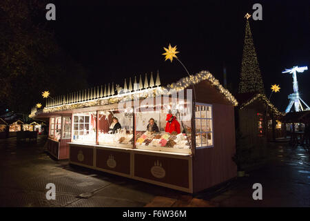 Londres, Royaume-Uni. 19 novembre 2015. Marché de Noël de style allemand. Hyde Park Winter Wonderland s'ouvre avec de nombreuses attractions telles que les manèges forains, marchés de Noël, un cirque et un village de la bière bavaroise. La foire est ouverte jusqu'au 3 janvier 2016. Crédit : Images éclatantes/Alamy Live News Banque D'Images