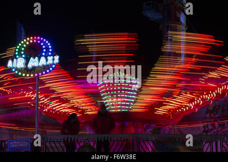 Londres, Royaume-Uni. 19 novembre 2015. Ride de foire. Hyde Park Winter Wonderland s'ouvre avec de nombreuses attractions telles que les manèges forains, marchés de Noël, un cirque et un village de la bière bavaroise. La foire est ouverte jusqu'au 3 janvier 2016. Crédit : Images éclatantes/Alamy Live News Banque D'Images