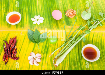 Thai ingrédients sur une feuille de bananier en close up Banque D'Images